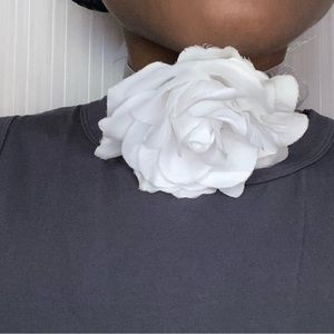 caviilou white rosette neck choker “lily”